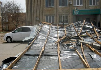 В Хырдалане ветер снес крышу пятиэтажки, повреждены автомобили