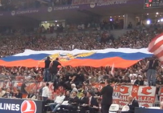 Фанаты «Црвены Звезды» поприветствовали украинский «Будивельник» российским флагом и песней «Катюша» - ВИДЕО