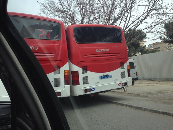 В Баку водители двух автобусов устроили беспредел на дороге – ФОТО