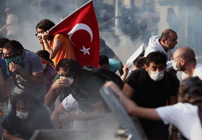 В Стамбуле в результате столкновений с полицией пострадали 90 человек