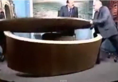 Драка политиков в прямом эфире: в ход пошел стол - ВИДЕО