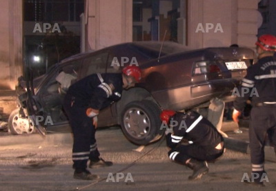 В столице «Мерседес» врезался в столб: тяжело ранены 3 человека - ФОТО