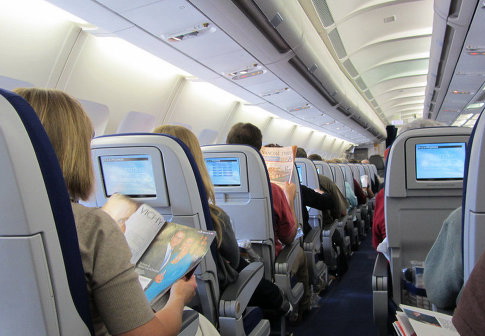 Японец провел медовый месяц в тюрьме на Гавайях из-за драки в самолете