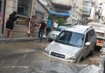 В центре Баку в «реке» утонули два внедорожника – ФОТО – ОБНОВЛЕНО