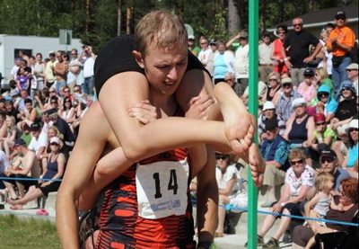 Финская пара победила на чемпионате мира по ношению жен на скорость