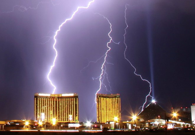 Около полумиллиона человек остаются без электричества на востоке США