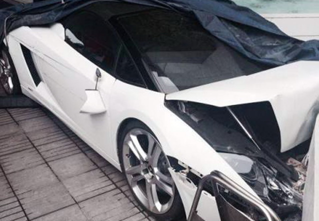 Сотрудник 5-звездочного отеля случайно разбил иномарку гостя - ФОТО - ВИДЕО