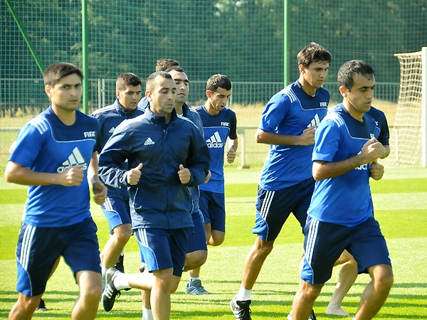 Азербайджанские футбольные судьи на сборах и на матче в Польше - ФОТО