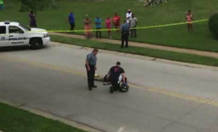 Очевидцы: подросток в Фергюсоне пытался напасть на полицейского