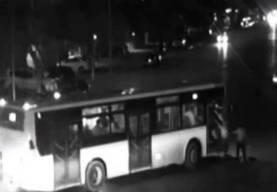 В Баку автобус сбил пешехода, отбросив его на дорогу - ВИДЕО