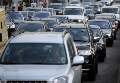На главных улицах и проспектах Баку образовались автомобильные пробки