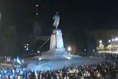 В Харькове активисты снесли памятник Ленину