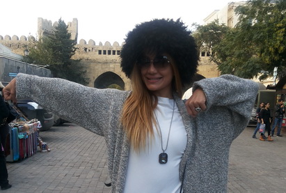 Азербайджанская модель, ставшая «Девушкой месяца» в турецком журнале, прогулялась по Баку – ФОТО