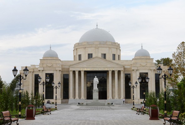 Ильхам Алиев посетил памятник Гейдару Алиеву в Геранбое - ФОТО