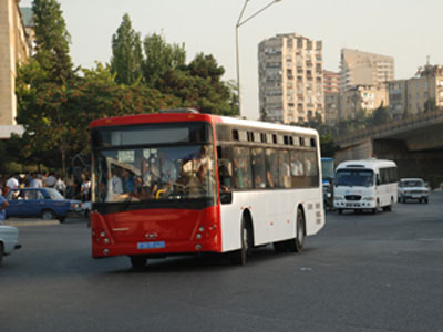 В Баку мужчина выпал из автобуса