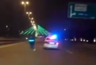 Дорожная полиция Баку прокомментировала скандальное видео потасовки мотоциклиста с полицейскими - ВИДЕО