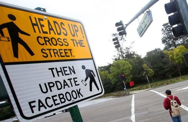 В Калифорнии установили дорожные знаки для Facebook-зависимых - ФОТО