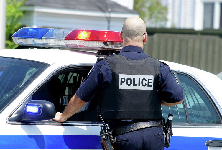 Полицейский застрелил голого безоружного темнокожего мужчину в США