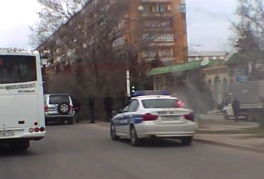 В Сумгайыте загорелся автомобиль Дорожной полиции - ВИДЕО