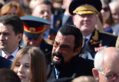 Голливудский актер Стивен Сигал посетил парад Победы в Москве - ФОТО