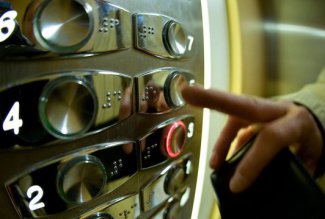 В Баку 10 человек застряли в лифте