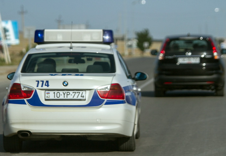 Дорожная полиция Баку призывает водителей временно отказаться от личных автомобилей