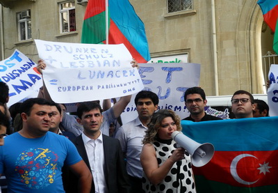 В Баку перед офисом ЕС и посольством Великобритании прошла акция протеста - ФОТО - ВИДЕО