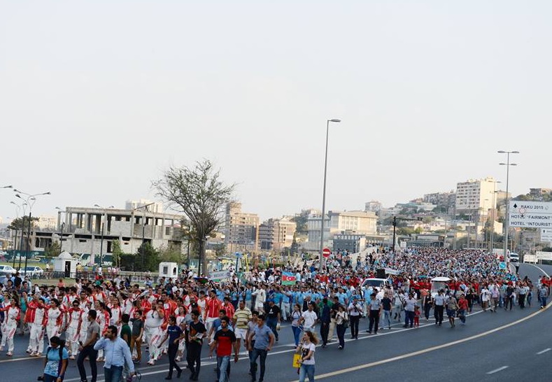 В Баку прошел парад с участием спортсменов национальной сборной и волонтеров Евроигр - ФОТО