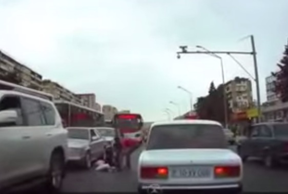 В Баку автомобиль сбил женщину - ВИДЕО