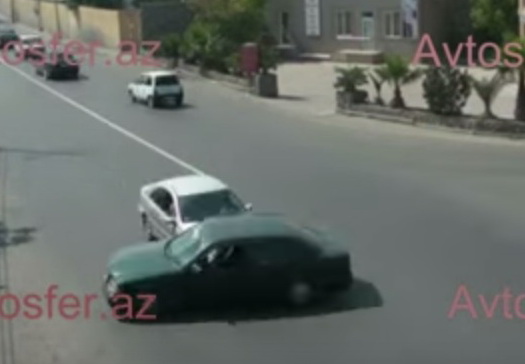 Как в Баку протаранили Mercedes – ВИДЕО