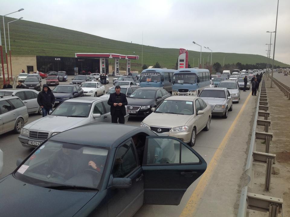 На въезде в Баку сложилась тяжелая дорожная ситуация