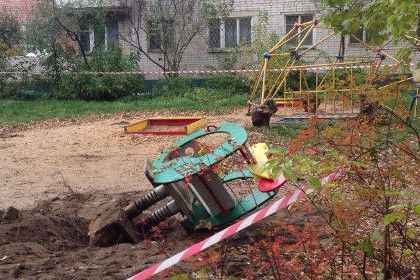 Пенсионерка заказала технику и снесла детскую площадку, чтобы дети не шумели