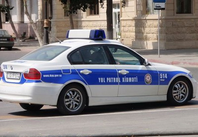 В Баку автохулиган, пытаясь скрыться, сбил инспектора Дорожной полиции
