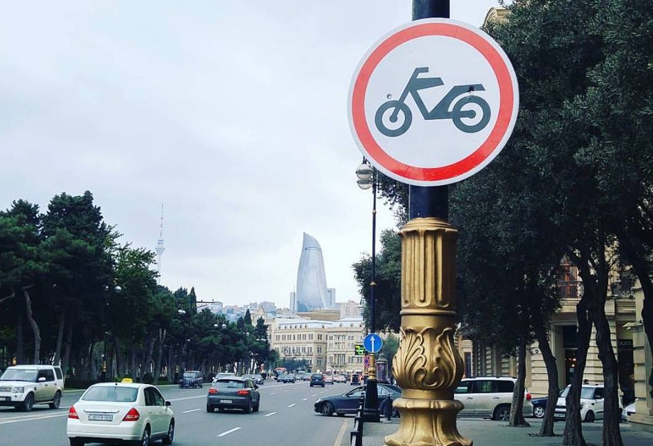 Будни маленького бизнеса: во что может вылиться запрет на движение мотоциклов на центральном проспекте Баку?