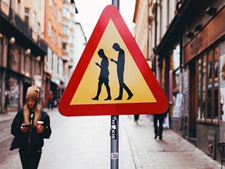 Helsinki küçələrində “telefonlu insanlar” yol nişanı quraşdırılıb