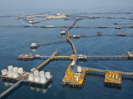 Трое азербайджанских нефтяников пропали без вести в море из-за урагана