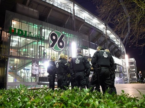 Almaniya-Niderland matçının keçiriləcəyi stadionun qarşısında bomba aşkarlanıb