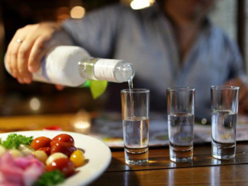 В Азербайджане запрещается продажа алкоголя на сумму до 50 манатов за наличные