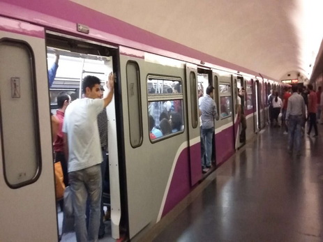 Bakı metrosunda qatarda tüstülənmə baş verib