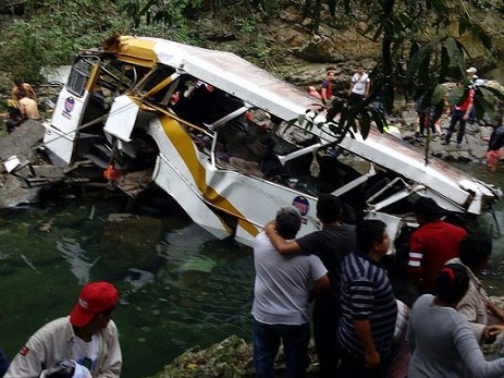 Futbolçuları aparan avtobus aşdı, 20 futbolçu öldü