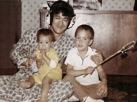 Трогательные семейные фотографии Брюса Ли: таким вы его еще не видели – ФОТО