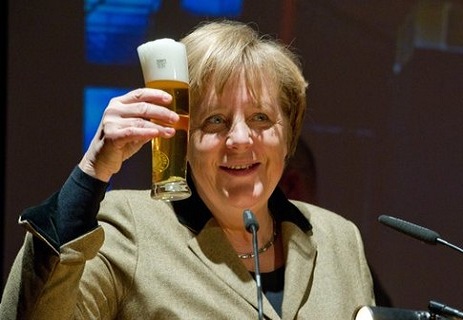 Ofisiant 2 litr pivəni Angela Merkelin üzərinə töküb – VİDEO