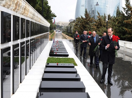 Gürcüstanın xarici işlər naziri Heydər Əliyevin məzarını və Şəhidlər xiyabanını ziyarət edib - FOTO