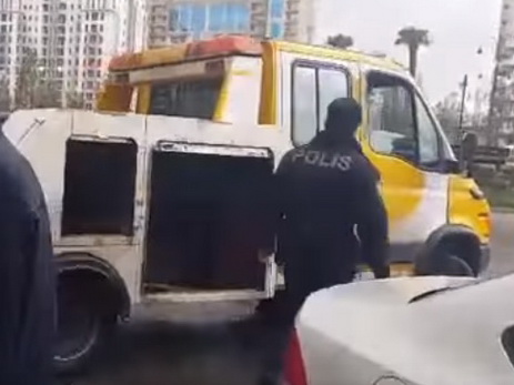 В Баку эвакуатор Дорожной полиции врезался в автомобиль, после чего уехал – ВИДЕО