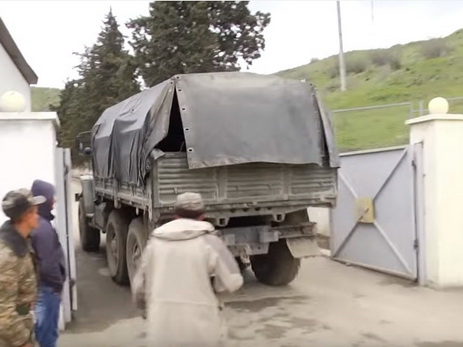 Карет скорой помощи не хватает: армяне вывозят раненых на грузовиках - ВИДЕО