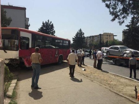 Bakıda sərnişin avtobusu minik avtomobili ilə toqquşub, polis əməkdaşı ölüb