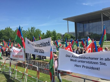 Azərbaycan diasporu Angela Merkelin ofisi qarşısında aksiya keçirib – FOTO