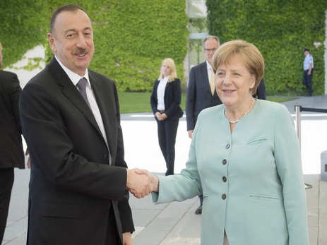 Ильхам Алиев: «В нашей стране предпринимаются серьезные шаги по снижению зависимости экономики от нефти» - ФОТО