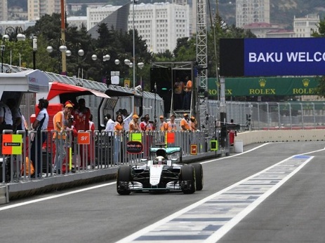 Luis Hamilton Formula-1 Avropa Qran-prisinin birinci test yürüşündə birinci olub