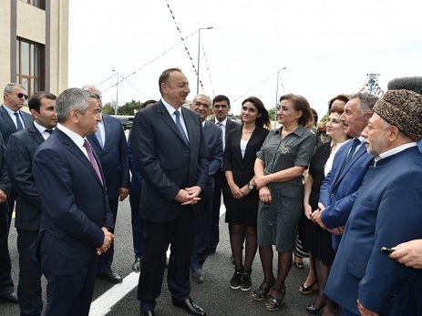 Prezident İlham Əliyev Nardaran qəsəbəsinin sakinləri ilə görüşüb – FOTO